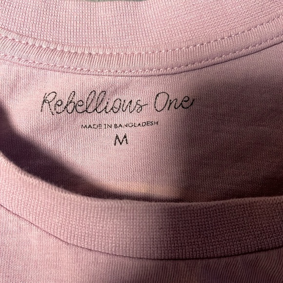 Light purple short sleeve shirt with design on front and back - Picture 2 of 3